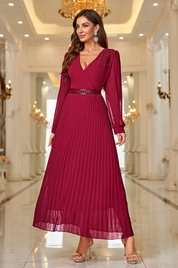 Vestido de fiesta con cinturón con apliques plisados con cinturón y escote en V burdeos